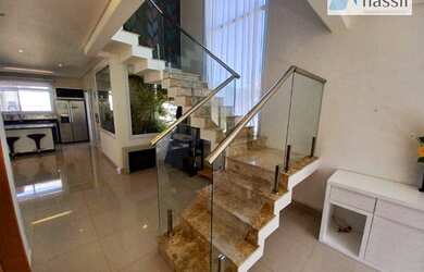 Imagem: A casa em condomínio possui 4 Dormitórios, 3 Banheiros, 4