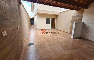 Imagem: A casa possui 3 Dormitórios, 3 Banheiros, 2 Vagas na garagem