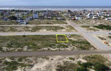 Imagem: O terreno possui 375m² de Área e está localizado em Balneário