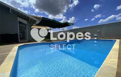 Imagem: A casa possui 4 Dormitórios, 5 Banheiros, 4 Vagas na garagem