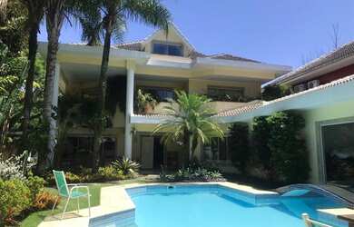 Imagem: A casa em condomínio possui 5 Dormitórios, 5 Banheiros, 3