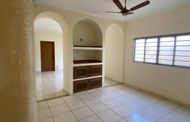 Imagem: A casa possui 3 Dormitórios, 2 Banheiros, 4 Vagas na garagem