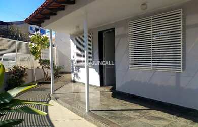 Imagem: A casa possui 1 Dormitório, 2 Banheiros, 5 Vagas na garagem