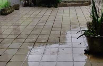 Imagem: A casa possui 2 Dormitórios, 3 Banheiros, 3 Vagas na garagem