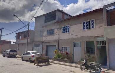 Imagem: A casa possui 2 Dormitórios, 2 Banheiros, 2 Vagas na garagem