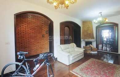 Imagem: A casa possui 5 Dormitórios, 3 Banheiros, 4 Vagas na garagem