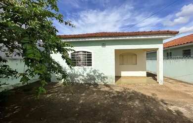 Imagem: A casa possui 2 Dormitórios, 1 Banheiro, 3 Vagas na garagem