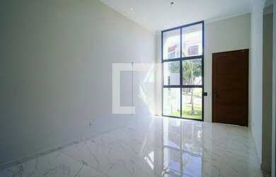 Imagem: A casa possui 3 Dormitórios, 3 Banheiros, 4 Vagas na garagem