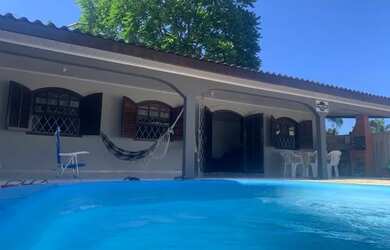 Imagem: A casa possui 2 Dormitórios, 4 Vagas na garagem e está localizado