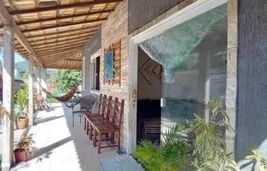 Imagem: A casa possui 3 Dormitórios, 2 Banheiros, 2 Vagas na garagem