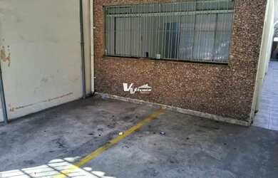 Imagem: A casa possui 3 Dormitórios, 1 Banheiro, 2 Vagas na garagem