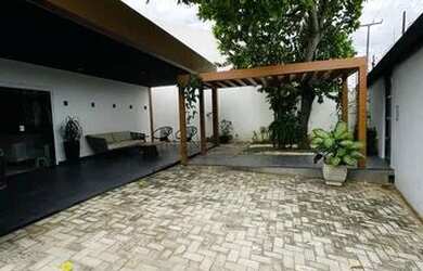 Imagem: A casa possui 3 Dormitórios, 2 Banheiros, 2 Vagas na garagem