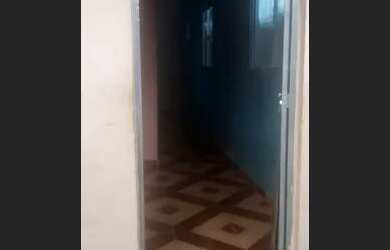 Imagem: A casa possui 1 Dormitório, 1 Banheiro, 1 Vaga na garagem