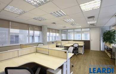 Imagem: O depósito possui 4 Vagas na garagem, 120m² de Área e está