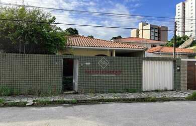 Imagem: A casa possui 3 Dormitórios, 3 Banheiros, 2 Vagas na garagem