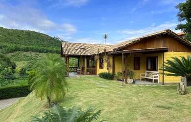 Imagem: A casa à venda possui 3 Dormitórios, 3 Banheiros, 2 Vagas