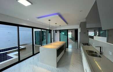 Imagem: A casa em condomínio possui 3 Dormitórios, 1 Banheiro, 4 Vagas