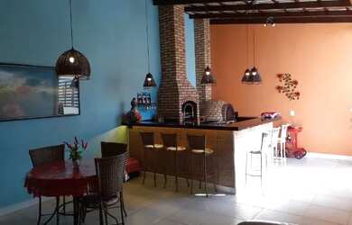 Imagem: A casa possui 3 Dormitórios, 2 Banheiros, 2 Vagas na garagem