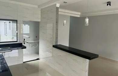 Imagem: A casa possui 2 Dormitórios, 2 Banheiros, 2 Vagas na garagem