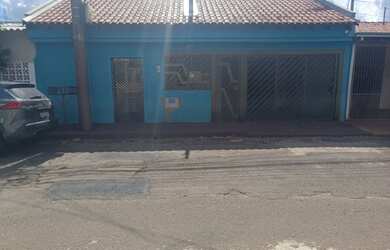 Imagem: A casa possui 3 Dormitórios, 3 Banheiros, 1 Vaga na garagem