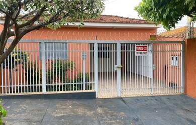 Imagem: A casa possui 3 Dormitórios, 2 Banheiros, 1 Vaga na garagem