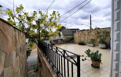 Imagem: A casa possui 3 Dormitórios, 4 Banheiros, 2 Vagas na garagem