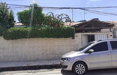 Imagem: A casa possui 3 Dormitórios, 1 Banheiro, 3 Vagas na garagem