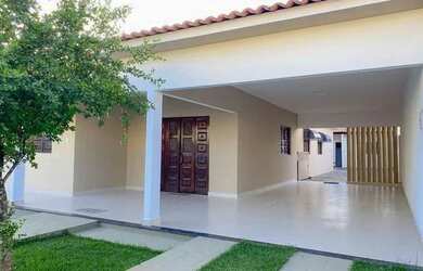 Imagem: A casa possui 3 Dormitórios, 1 Banheiro, 2 Vagas na garagem