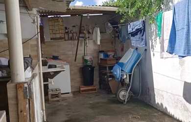 Imagem: A casa possui 2 Dormitórios, 1 Banheiro e está localizado