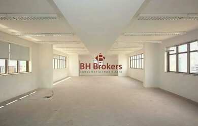 Imagem: O depósito possui 2 Vagas na garagem e 200m² de Área e está