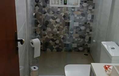 Imagem: A casa possui 3 Dormitórios, 2 Banheiros, 2 Vagas na garagem