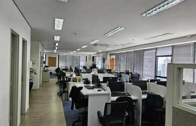 Imagem: O depósito possui 4 Vagas na garagem, 193m² de Área e está