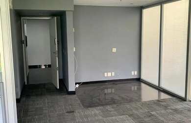 Imagem: O depósito possui 2 Vagas na garagem, 60m² de Área e está