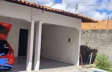 Imagem: A casa possui 4 Dormitórios, 2 Banheiros, 4 Vagas na garagem