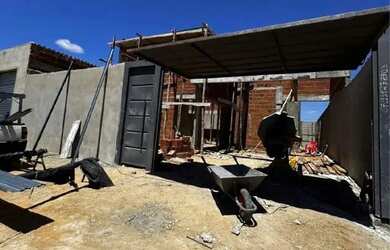 Imagem: A casa possui 3 Dormitórios, 2 Banheiros, 2 Vagas na garagem