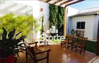 Imagem: A casa possui 3 Dormitórios, 3 Banheiros, 2 Vagas na garagem