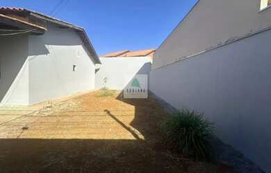 Imagem: A casa possui 2 Dormitórios, 1 Banheiro, 1 Vaga na garagem