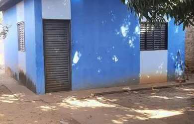 Imagem: A casa possui 2 Dormitórios, 1 Banheiro e 2 Vagas na garagem