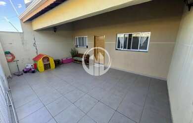 Imagem: A casa possui 3 Dormitórios, 2 Banheiros, 2 Vagas na garagem