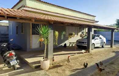 Imagem: A casa possui 2 Dormitórios, 1 Banheiro, 2 Vagas na garagem