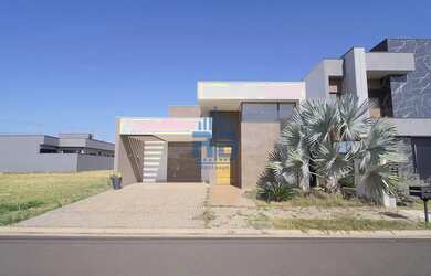 Imagem: A casa em condomínio possui 3 Dormitórios, 1 Banheiro, 2 Vagas