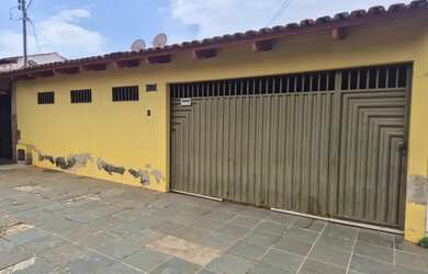 Imagem: A casa possui 3 Dormitórios, 2 Banheiros, 3 Vagas na garagem