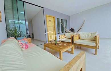 Imagem: A casa possui 3 Dormitórios, 3 Banheiros, 2 Vagas na garagem