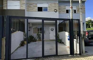 Imagem: A casa possui 3 Dormitórios, 2 Banheiros, 1 Vaga na garagem