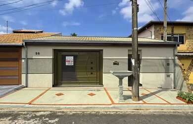 Imagem: A casa possui 3 Dormitórios, 2 Banheiros, 2 Vagas na garagem