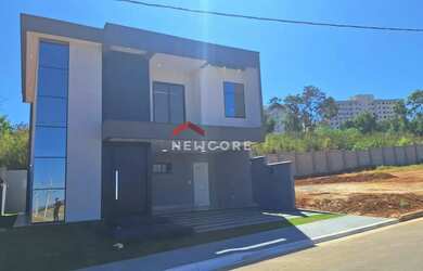 Imagem: A casa em condomínio possui 4 Dormitórios, 4 Banheiros, 4