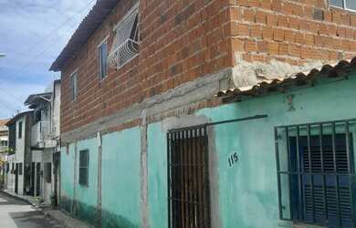 Imagem: A casa possui 4 Dormitórios, 2 Banheiros e 1 Vaga na garagem