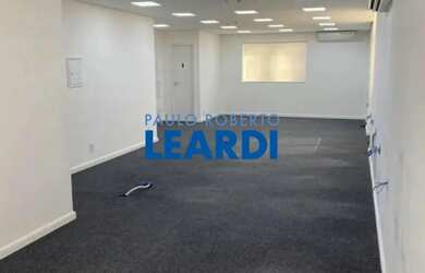 Imagem: O depósito possui 3 Vagas na garagem, 200m² de Área e está