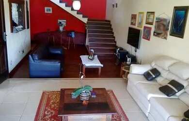 Imagem: A casa possui 3 Dormitórios, 2 Banheiros, 3 Vagas na garagem