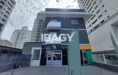 Imagem: O apartamento possui 1 Dormitório, 1 Banheiro, 1 Vaga na garagem